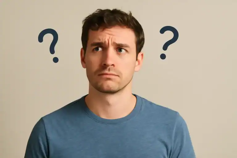 Ein junger Mann mit fragendem Gesichtsausdruck und Fragezeichen über dem Kopf – symbolisiert Unsicherheit bei der Auswahl der passenden Yoga-Form und stellt die Frage vieler Einsteiger beim Start mit Yoga für Zuhause.