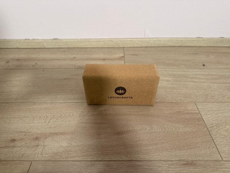 Kork-Yogablock von Lotuscrafts auf hellem Holzboden – stabiles Hilfsmittel für Übungen und Dehnungen in deinen yoga kurse online.