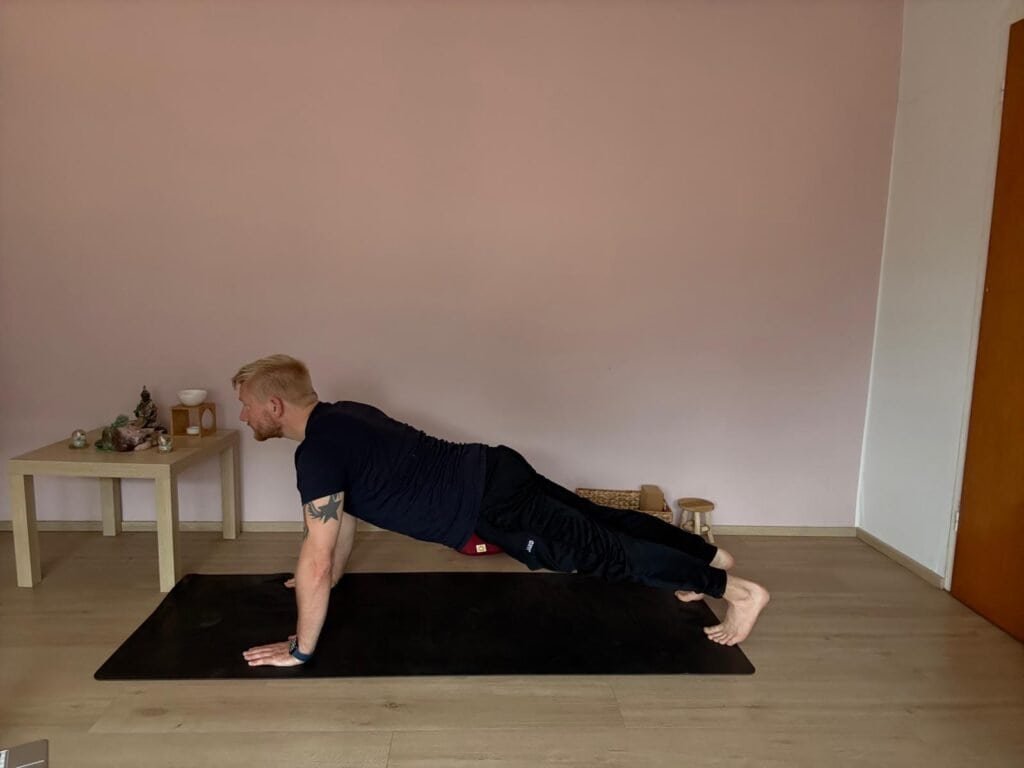 Mann in Brettposition Phalakasana – Yoga Anfänger Übung für Rumpfkraft, Stabilität und Ausdauer.