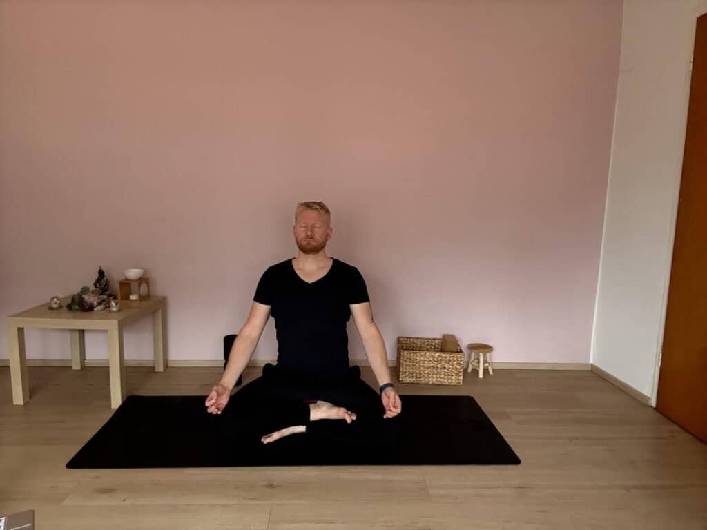 Mann in einfacher Sitzhaltung Sukhasana – Yoga Anfänger Übung zur Meditation, inneren Ruhe und Achtsamkeit.
