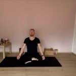 Mann in einfacher Sitzhaltung Sukhasana – Yoga Anfänger Übung zur Meditation, Atem Meditation, inneren Ruhe und Achtsamkeit.