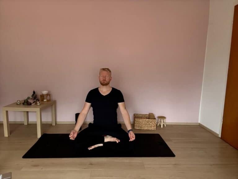 Mann in einfacher Sitzhaltung Sukhasana – Yoga Anfänger Übung zur Meditation, inneren Ruhe und Achtsamkeit.