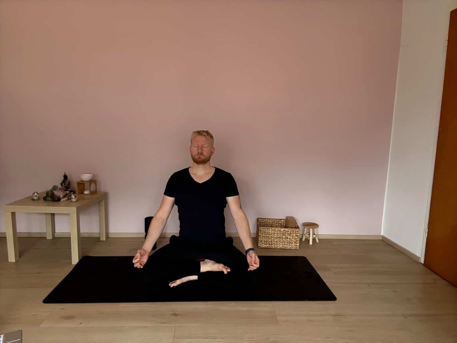 Mann in einfacher Sitzhaltung Sukhasana – Yoga Anfänger Übung zur Meditation, Atem Meditation, inneren Ruhe und Achtsamkeit.