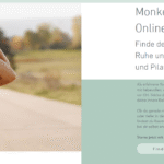 Lisa Kauff beim Yoga im Freien – sie zeigt eine Übung aus ihren Monkey Yoga Kursen. Dieses Bild steht für Ruhe, Balance und innere Stärke. Monkey Yoga Lisa Kauff Erfahrungsbericht über Yoga und Pilates – Online & vor Ort.