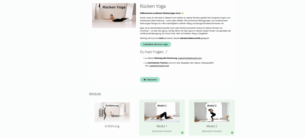 Frau führt sanftes Rückenyoga auf einer Yogamatte aus – liegende Position mit gestreckten Armen. Übung aus dem Online-Kurs Rücken Yoga von Monkey Yoga mit Lisa Kauff zur Entspannung und Stärkung der Rückenmuskulatur.