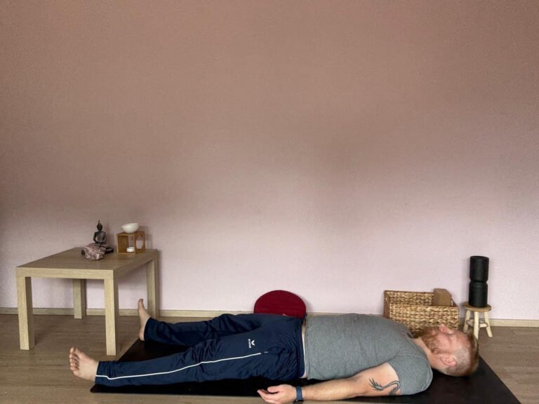 Mann in Shavasana (Totenstellung) – Entspannungsübung im Yoga für Anfänger. Liegende Haltung auf der Yogamatte, ideal zum Stressabbau und zur Tiefenentspannung.