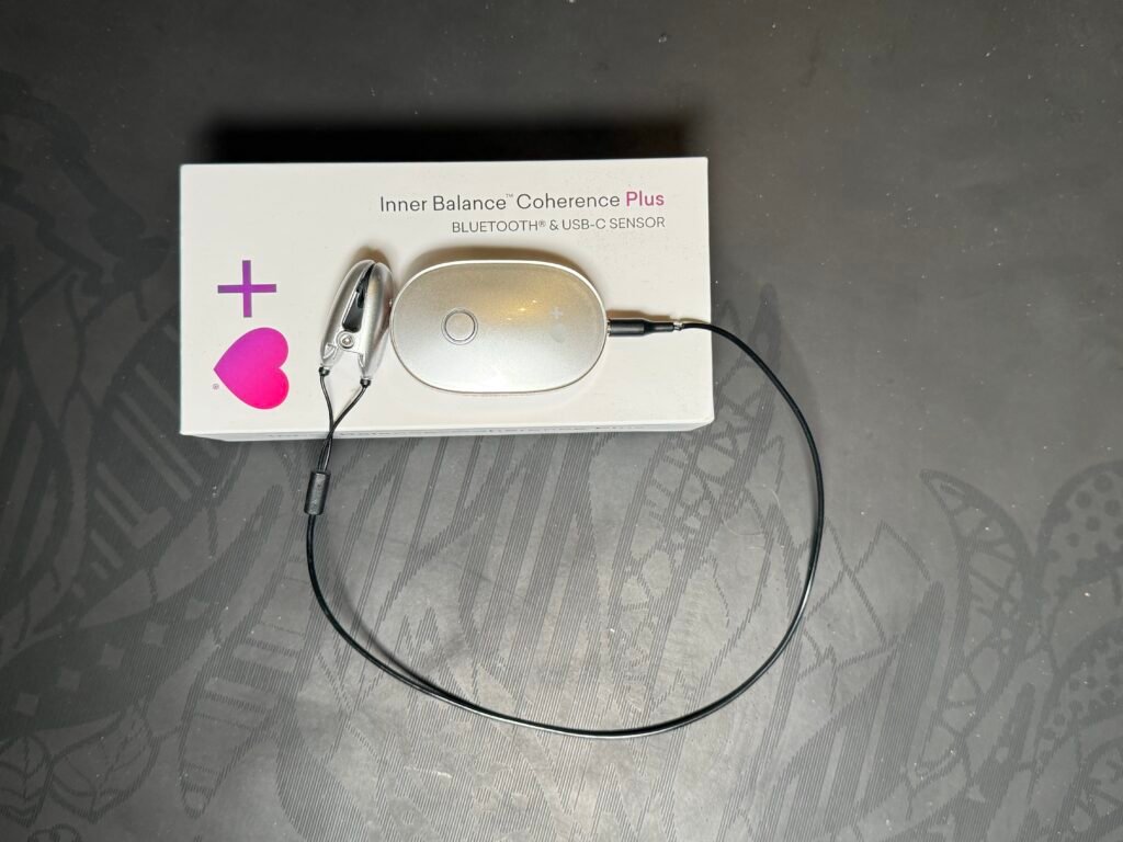 Inner Balance Coherence Plus Sensor von HeartMath mit Ohrclip – Biofeedback-Gerät zur HRV-Messung, verwendet im Erfahrungsbericht zur Herzkoheränz