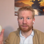 David Train zeigt den Qiu Ball zur HRV- und Stressmessung – Biofeedback-Gerät für Zuhause zur Regulierung des Nervensystems durch Atemübungen.