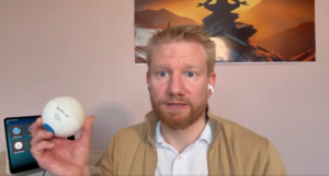 David Train zeigt den Qiu Ball zur HRV- und Stressmessung – Biofeedback-Gerät für Zuhause zur Regulierung des Nervensystems durch Atemübungen.