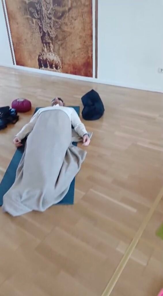 Transformative Breathwork Session mit Conscious Connected Breathing – Teilnehmer liegt entspannt auf Yogamatte während geführter Atemarbeit im Studio