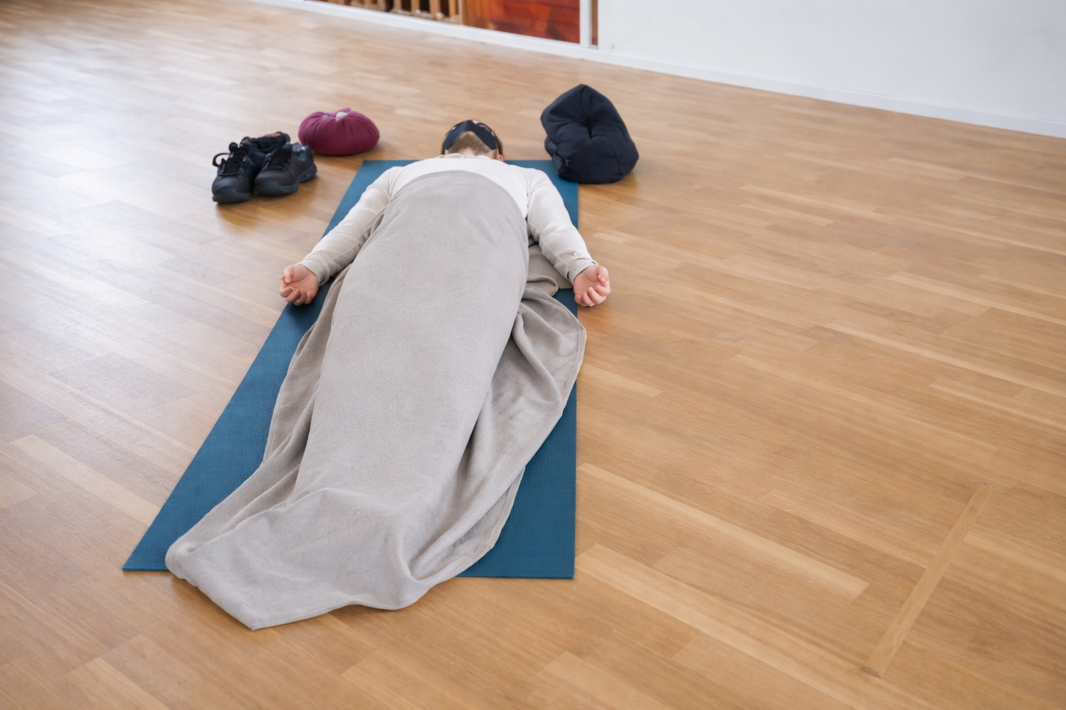 Transformative Breathwork Session mit Conscious Connected Breathing – Teilnehmer liegt entspannt auf Yogamatte während geführter Atemarbeit im Studio