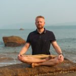 Meditation am Strand in Goa während eines Yoga Retreats in Goa, Indien