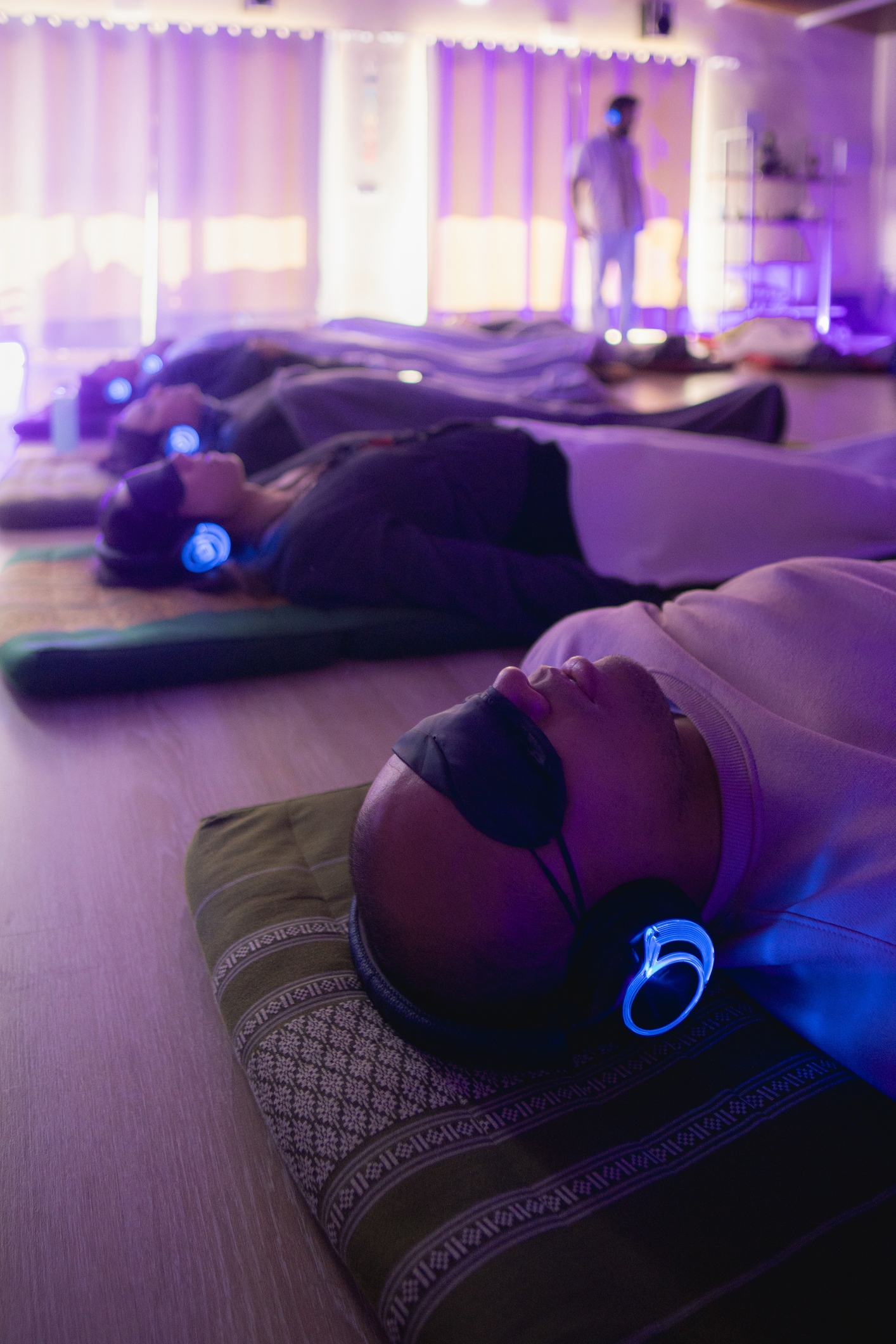 Transformative Breathwork Session mit Conscious Connected Breathing – Gruppe liegt entspannt mit Augenmasken und Kopfhörern während geführter Atemarbeit