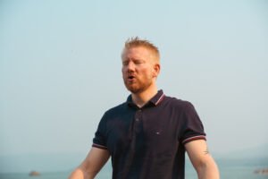 Mann praktiziert eine breathwork session am Meer zur Regulierung des Nervensystems und zur Förderung von innerer Balance