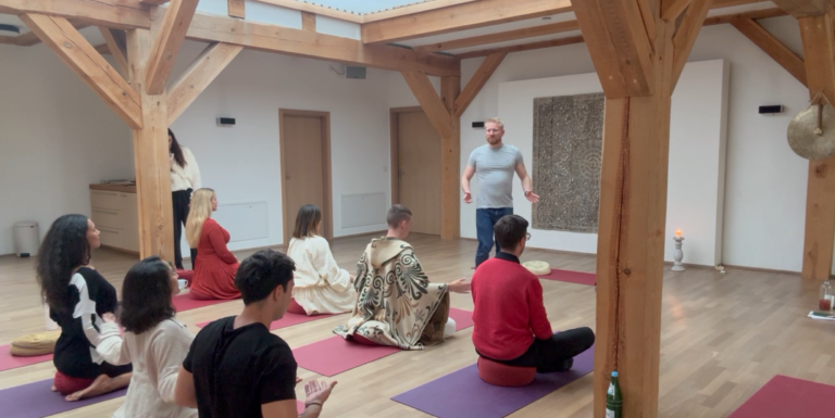 David Train leitet eine Psychedelic Breath Session mit einer Gruppe von Teilnehmern. Die geführte Breathwork-Praxis kombiniert bewusste Atmung, Meditation und innere Arbeit zur Förderung von Selbstwahrnehmung, persönlichem Wachstum und veränderten Bewusstseinszuständen.
