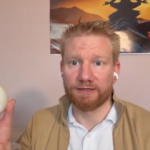 Mann hält einen Qiu Ball in die Kamera – Biofeedback-Gerät zur Stressmessung und Nervensystemregulation
