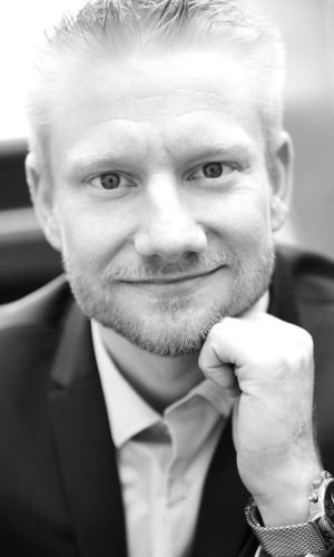 Porträt eines HeartMath Coaches – Nahaufnahme eines Coaches mit ruhigem Blick, der für Herz-Kohärenz, Stressregulation und emotionale Balance steht.